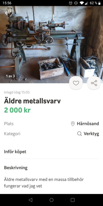 Gammal metallsvensk svarv i ett verkstadsrum med diverse tillbehör och verktyg utspridda runtomkring.