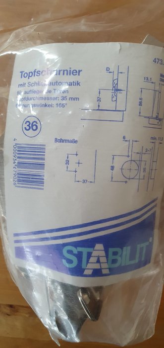 Förpackning av ett STABILIT gångjärn med tekniska ritningar och specifikationer för möbeltillämpning.