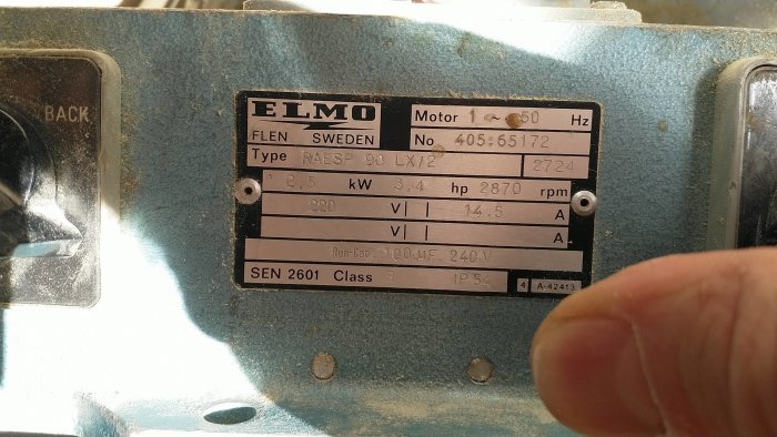 Specifikationsetikett på en elmotor från ELMO Sverige med teknisk information, inklusive "Run-Cap 100μF 240V".