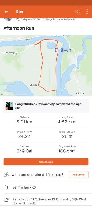 Skärmavbild av löparapp med karta över genomförd löprunda på 5 km, statistik och väderinformation.