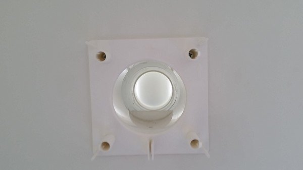 Frånluftsventil i tak med synliga skruvar och inställningsdon.