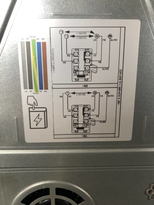 Etikett på en spishäll som visar diagram för 1-fas och 2-fas elektrisk anslutning med text och färgkoder.