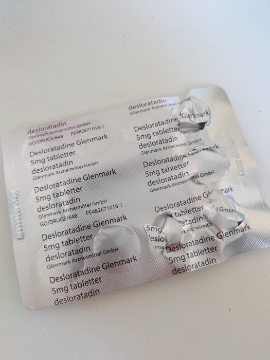Blisterförpackning med desloratadin 5mg tabletter, tre tabletter är kvar.