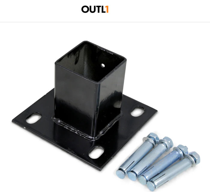 Svart stolpsko med medföljande bultar för fastsättning av staketstolpe ovan jord.