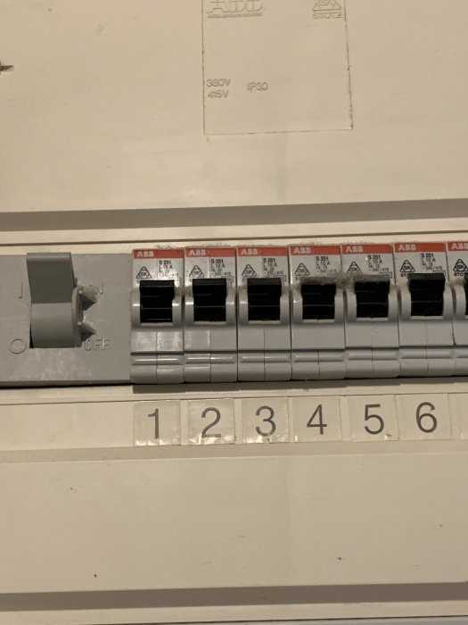 Elskåp med säkringar märkta 1 till 6 och en huvudströmbrytare märkt OFF i ett hem.