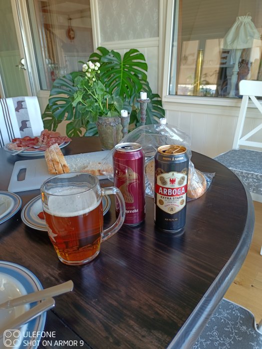 Bord dukat med tapas och en "häxblandning" i ölsejdel, omgiven av burkar med alkoholfri öl.