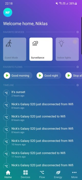 Skärmdump av smart hem-app med välkomsthälsning, favoritenheter och flöden såsom "Good night" aktiveringsknapp.