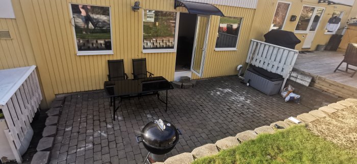 Altanprojekt på radhus med stenplattor och existerande vit avskiljare.