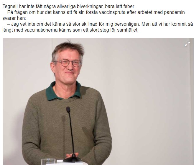 Man i glasögon och tröja som ler och står vid talarstol, antyder inga anklagelser om feber efter vaccin.