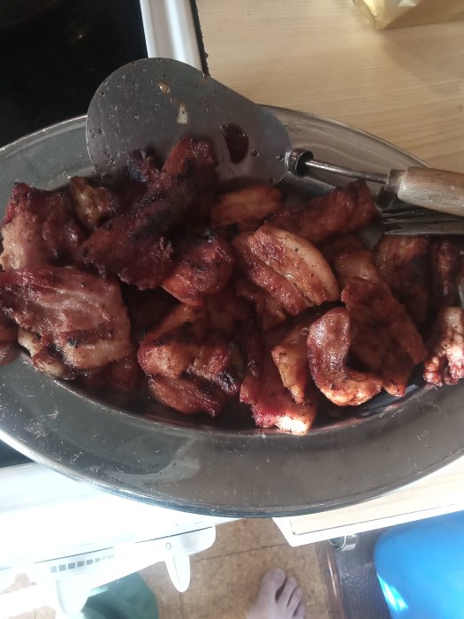 Stekt rimmat fläsk i en stekpanna med en stekspade, redo för att användas i en sås enligt receptet.