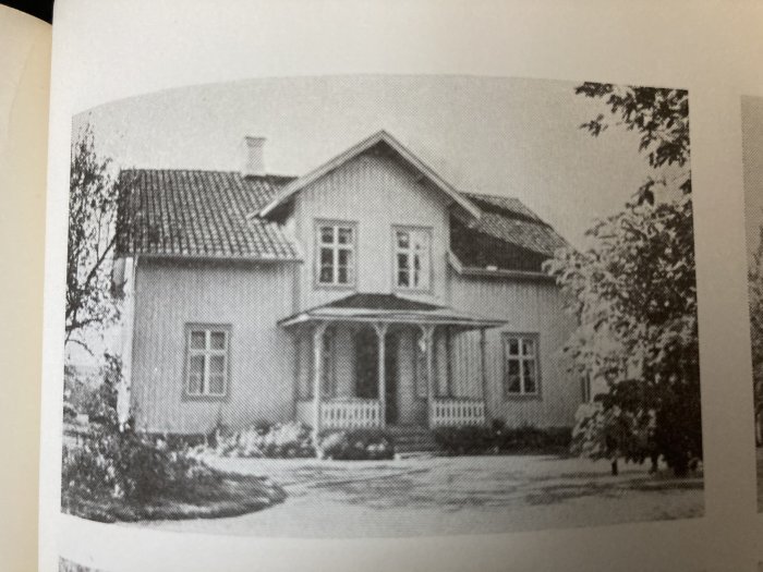Svartvit bild av hus med sticktak/spåntak före byte till enkupigt lertegel.