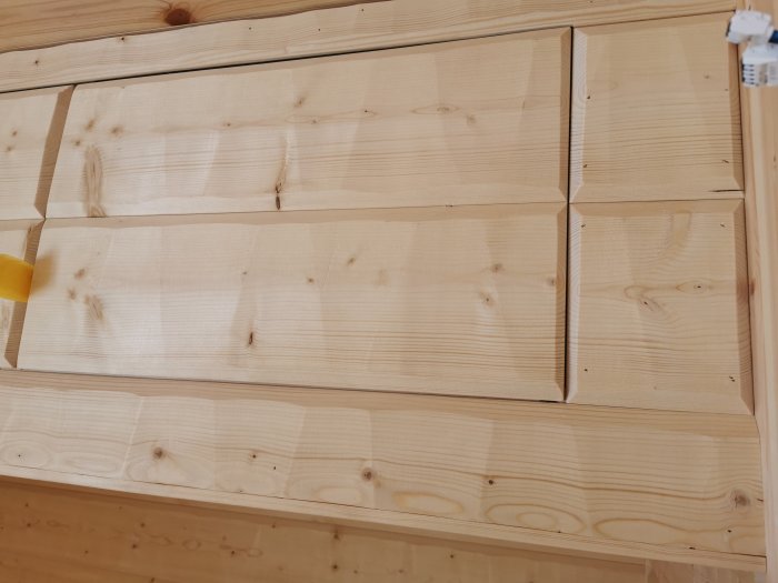 Hemmasnickrade skåpluckor av bilade timmerpanel på Ikea stomme.