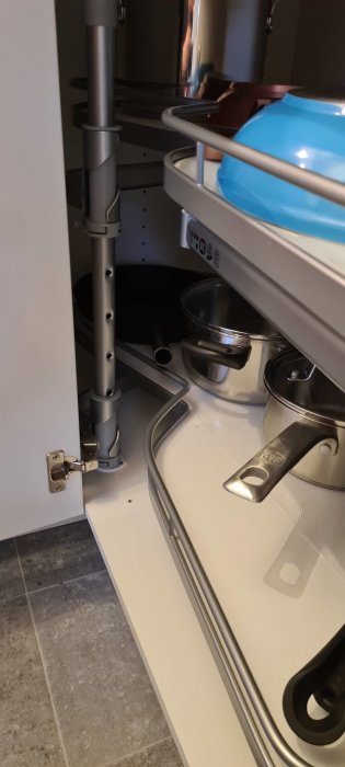 Öppet köksskåp som visar installationsplats för LED-lister, med synliga elledningar och köksutrustning.