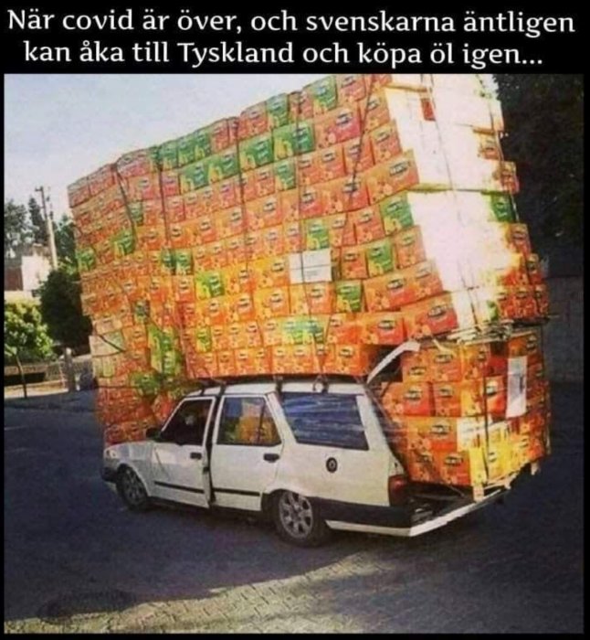 Kombibil överlastad med högar av öllådor, på väg att shoppa öl efter pandemin.