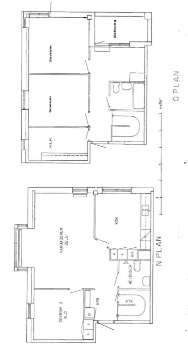 Ritningar före och efter ombyggnad av en lägenhet, visande badrum, hall och sovrum.