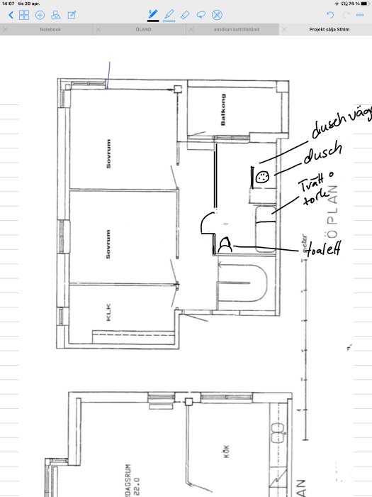 Handritad planritning av en lägenhet med markerade ändringar för ombyggnad av badrum och flytt av väggar.
