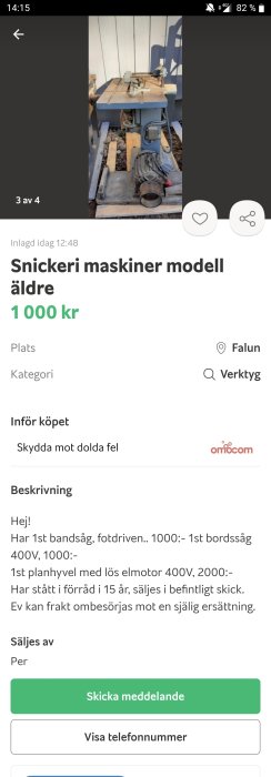 Äldre modell av snickerimaskiner inklusive en bandsåg och planhyvel utomhus mot vit vägg.