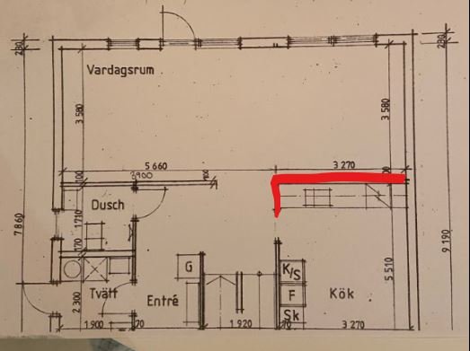 Ritning av husplan med vägg som ska rivas markerad i rött, beteckningar för rum och mått synliga.