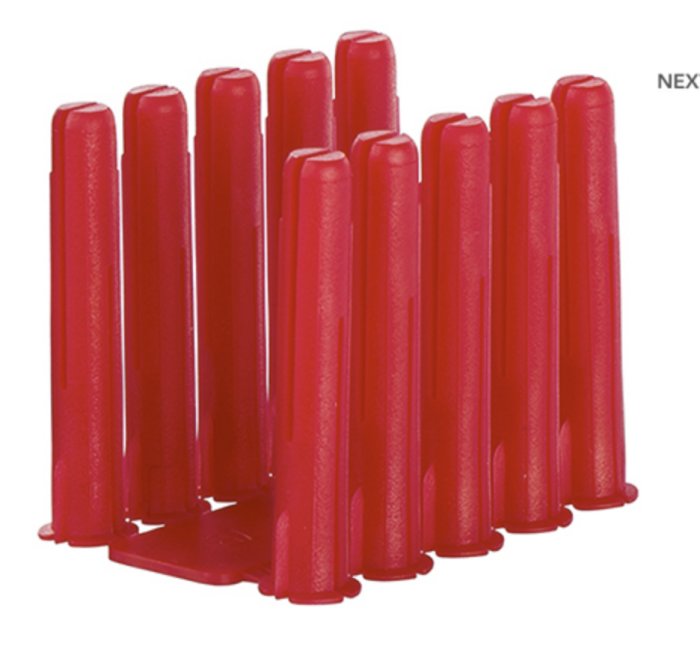 Röda Thorsman TP 2 plastpluggar för väggmontage uppställda på rad.