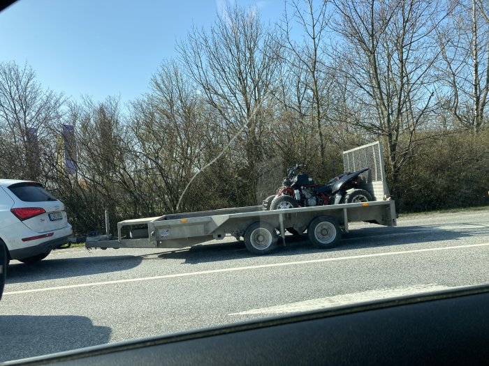 Osäkrad fyrhjuling på släpvagn rullar obehindrat på väg i Lund.