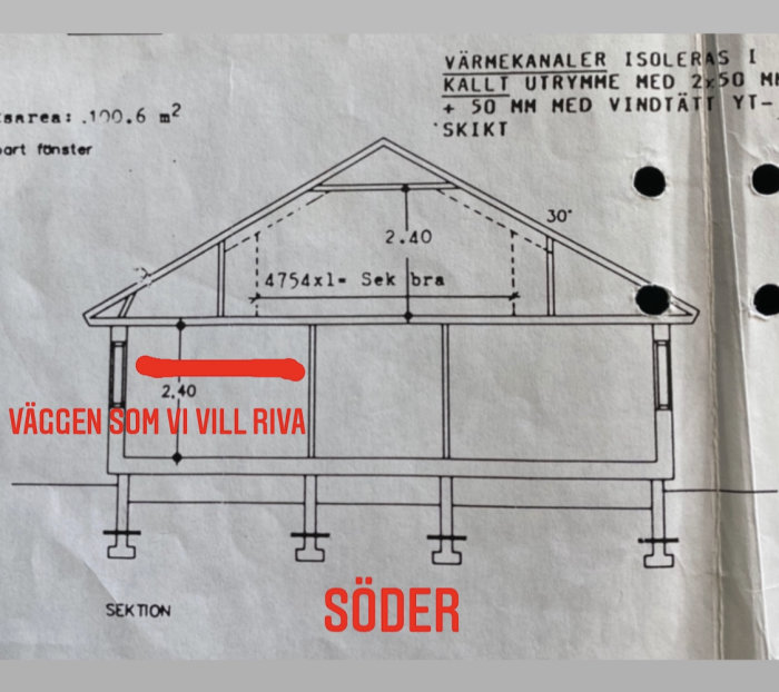 Byggritning av ett hus med en markerad vägg som användaren önskar riva, med mått och inriktning mot söder angivna.