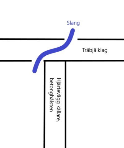 Schematisk bild som visar en diagonal genomföring med slang och elkabel genom ett träbjälklag ovanför en hjärtevägg i betong.