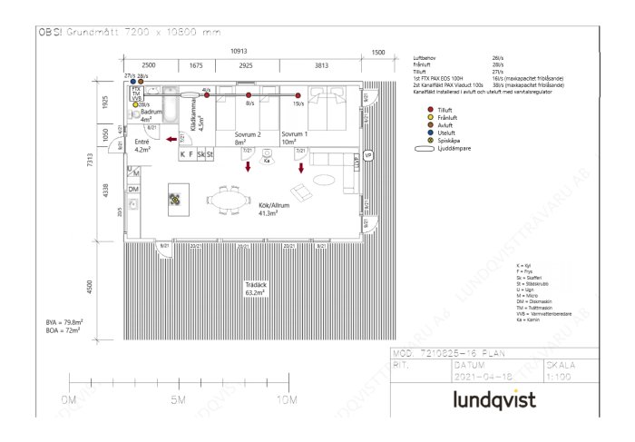 Planguidning för en bostad med måttangivelser, rummarkeringar och positioner för köksutrustning och möbler.