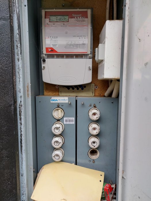 Elcentral med huvudsäkringar, säkringar till garage och en jordfelsbrytare till höger.