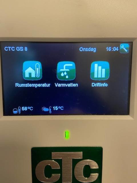 Display på CTC GS8 värmepump som visar rumstemperatur 58ºC och varmvattentemperatur 15ºC.