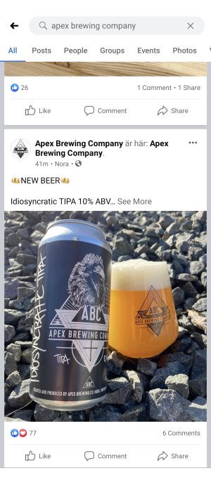 Apex bryggeriets TIPA-ölburk och ett glas med öl vid en stenig bakgrund.