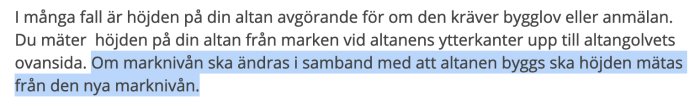 Texturtag som beskriver hur man mäter höjden av ett altangolv från marken för att avgöra behovet av bygglov.