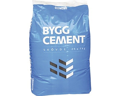 En säck Bygg Cement märkt "Skövde 25 x 1 kg" på en blå bakgrund.