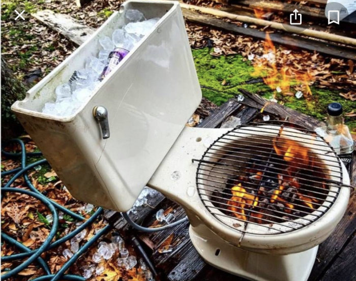 DIY-grill gjord av en toalettstol med glödande kol på sitsen och en isfylld cistern som kylare.