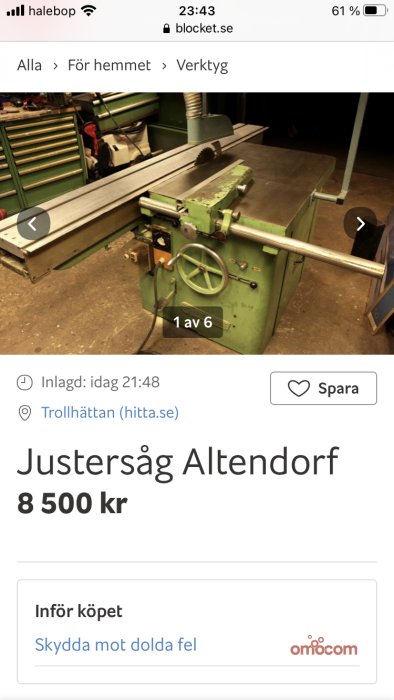 Industriell grönmålad justersåg med stor ratt och arbetsbord.