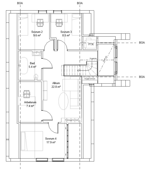 Skiss av husets övre plan med sovrum, badrum, arbetsrum och allrum, markerat med möbler och mått.