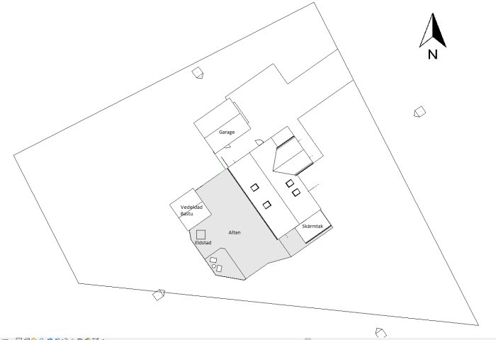 Situationsplan som visar ett fritidshus med angivna byggnader och orientering mot nord.
