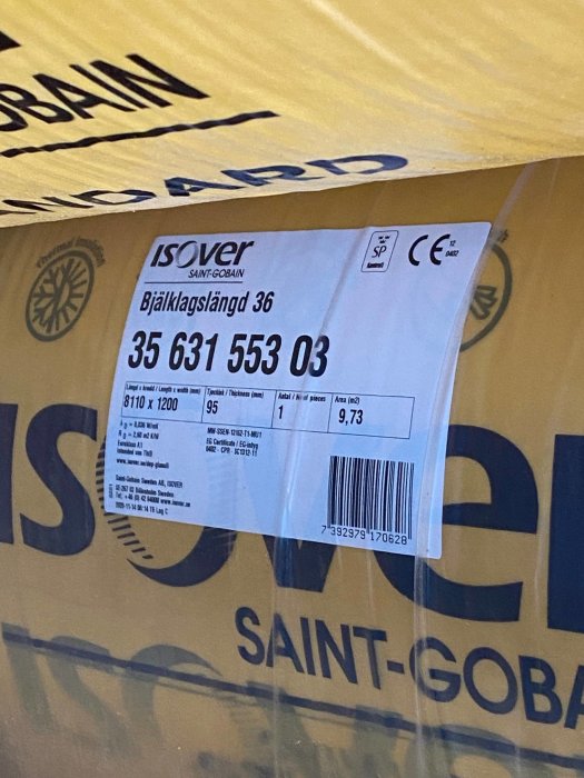 Etikett på en isoleringsrulle från Isover, bjälklagslängd 36, med specifikationer.