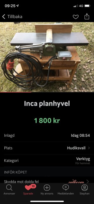 Begagnad Inca planhyvel med svart matarkabel på gräsmatta, prislapp 1800 kr.