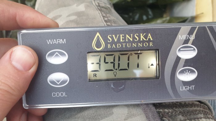 Digital display på en kontrollenhet som visar 39,5 grader Celsius med ett T-symbol bakom och ett R-symbol framför.