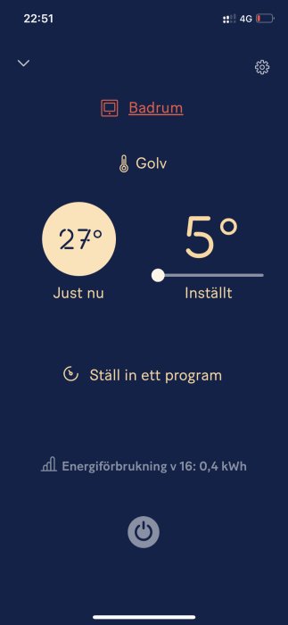 Skärmdump av en smart termostatapp med nuvarande och inställd temperatur i badrum.