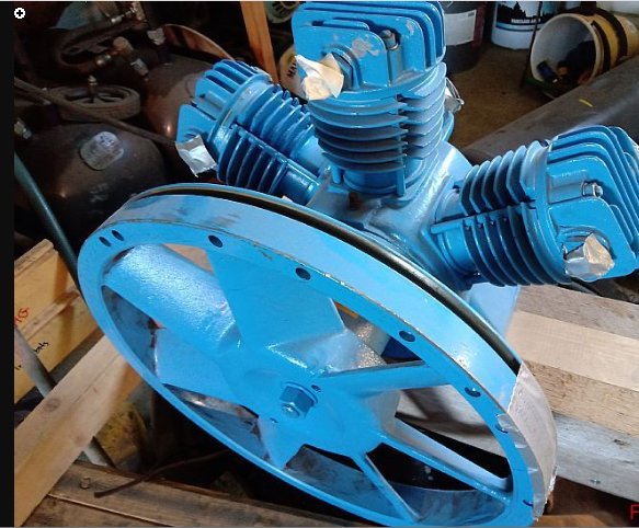Blå målad kompressor av märket Mehrer utan motor, placerad i en verkstadsmiljö.
