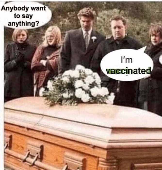 Sorgeklädda människor vid en kista, en person säger "I'm vaccinated" i pratbubbla. Ironiskt meme.