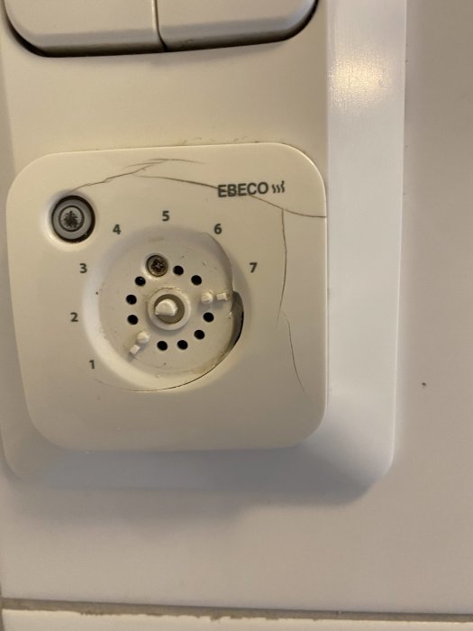 EBECO termostat på vägg med sprickor runt.