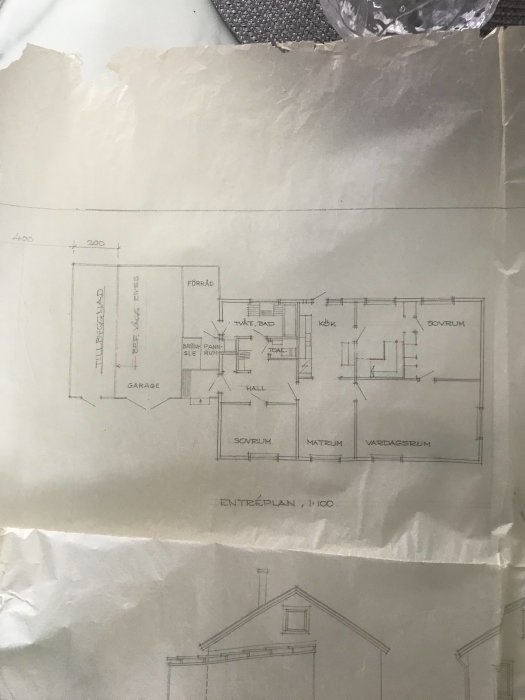 Slitet ark med ritning av husgrundplan och fasad, märkt "ENTREPLAN 1:100", fråga om bärande vägg.