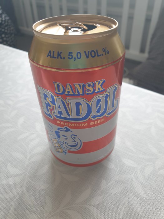 En burk Dansk Fadøl öl med 5,0 % alkoholvolym står på ett bord.