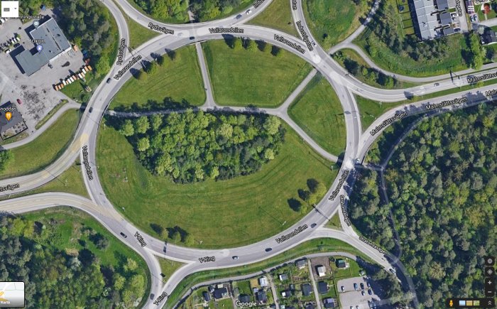 Satellitbild över spiralformade Vallarondellen i Linköping med flera anslutande vägar.