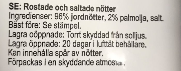 Etikett för rostade och saltade nötter med ingredienser och förvaringsinstruktioner.