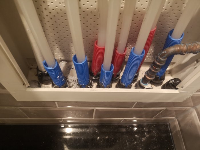 Rörinstallation med svallerrör 3cm ovanför botten och möjlig avlagring på rören.
