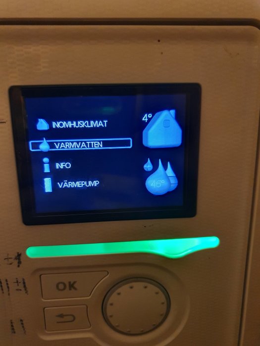 Display på en Nibe bergvärmepump som visar inställningarna med temperatur för varmvatten på 46° Celsius.