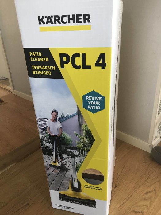 Kärcher Patio Cleaner PCL 4 förpackning står på trägolv med bild av produkten i användning på terrass.